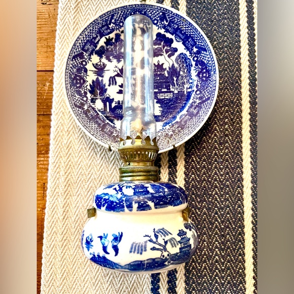 Pair Vintage, Rare, Blue Willow Oil Lamps with Reflector - Picture 9 of 10